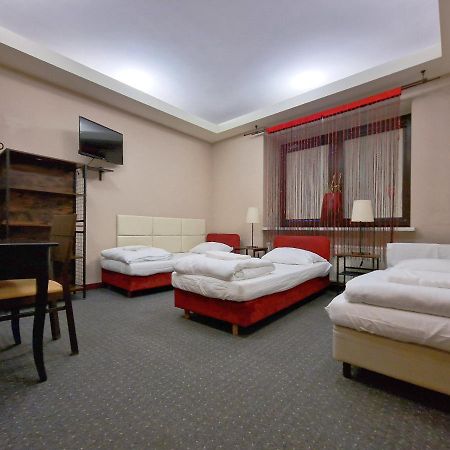Helvetia Plus B&B - Private Rooms And Apartments วอร์ซอ ภายนอก รูปภาพ