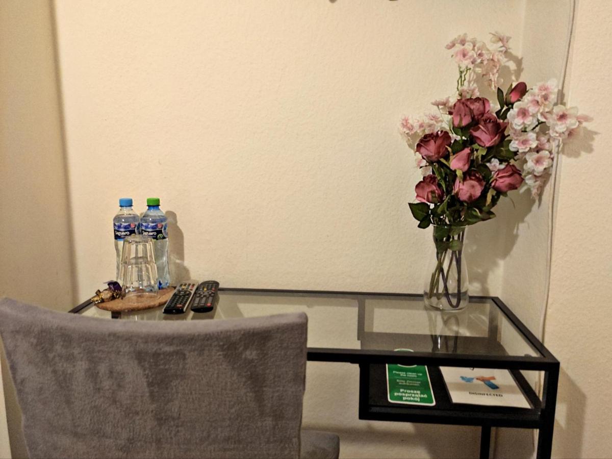 Helvetia Plus B&B - Private Rooms And Apartments วอร์ซอ ภายนอก รูปภาพ