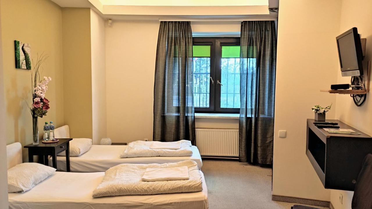 Helvetia Plus B&B - Private Rooms And Apartments วอร์ซอ ภายนอก รูปภาพ