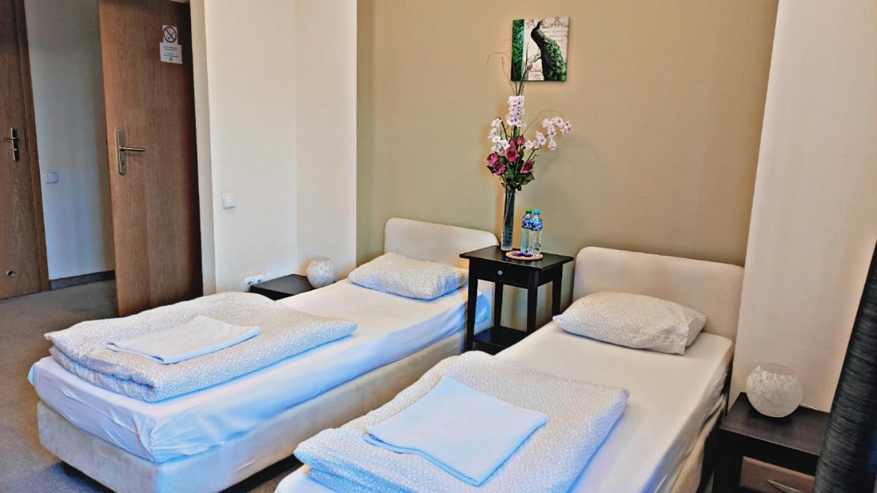 Helvetia Plus B&B - Private Rooms And Apartments วอร์ซอ ภายนอก รูปภาพ