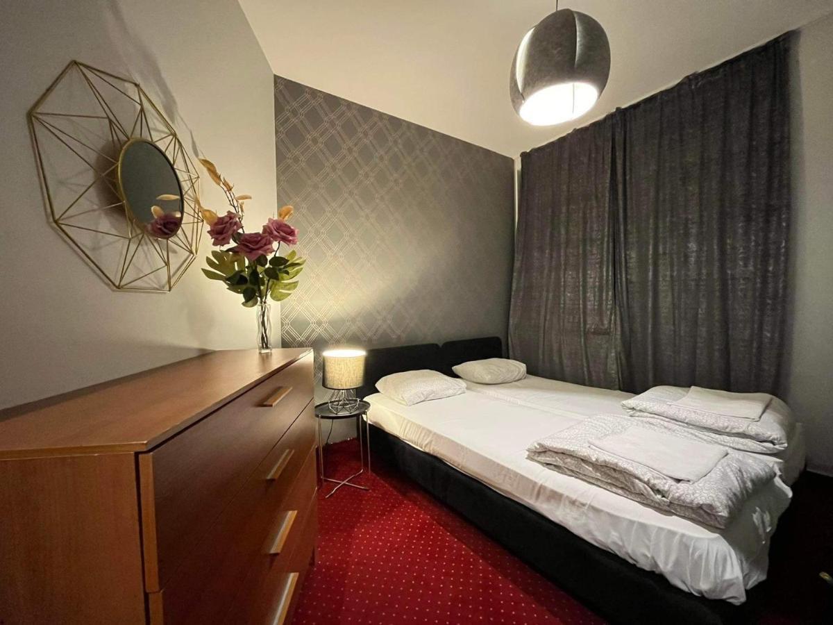 Helvetia Plus B&B - Private Rooms And Apartments วอร์ซอ ภายนอก รูปภาพ