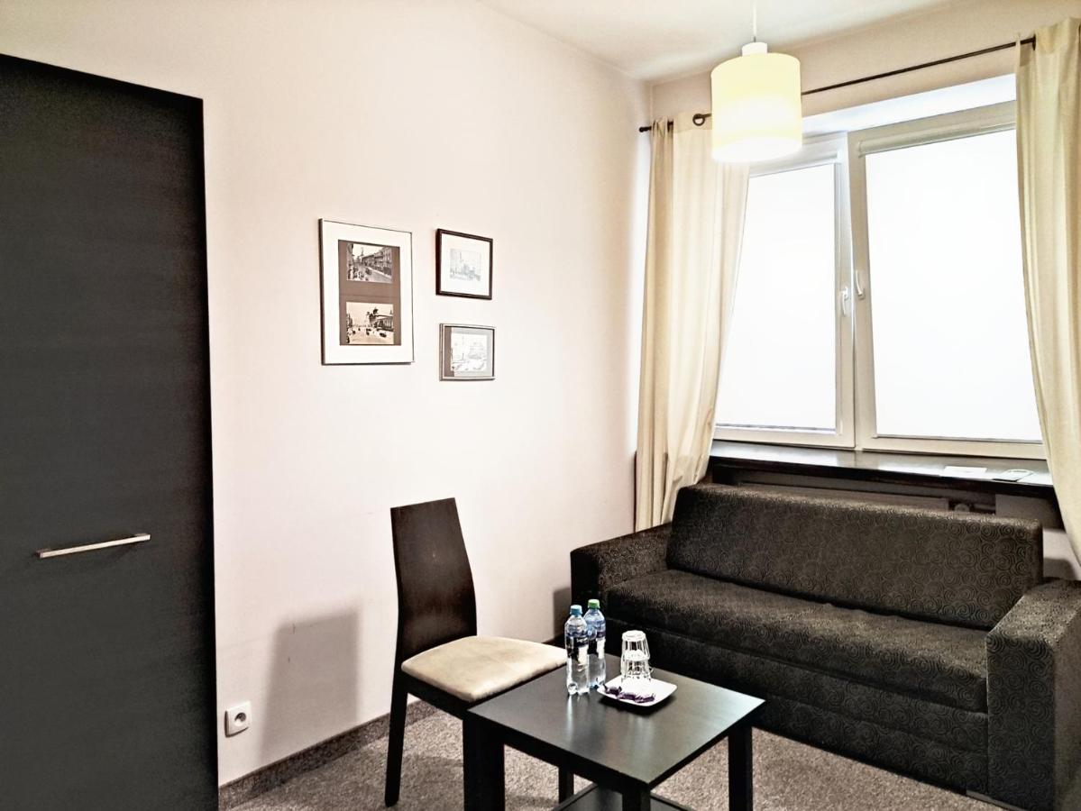 Helvetia Plus B&B - Private Rooms And Apartments วอร์ซอ ภายนอก รูปภาพ