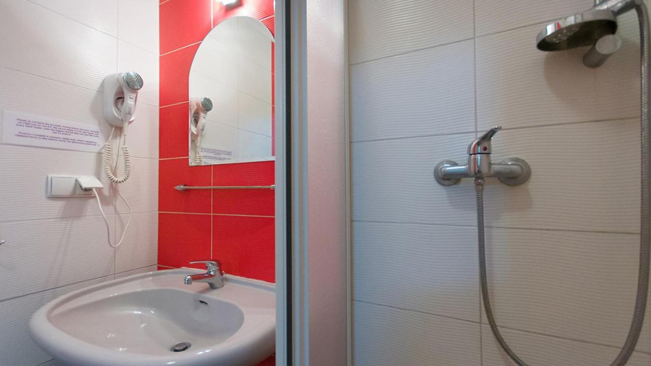 Helvetia Plus B&B - Private Rooms And Apartments วอร์ซอ ภายนอก รูปภาพ