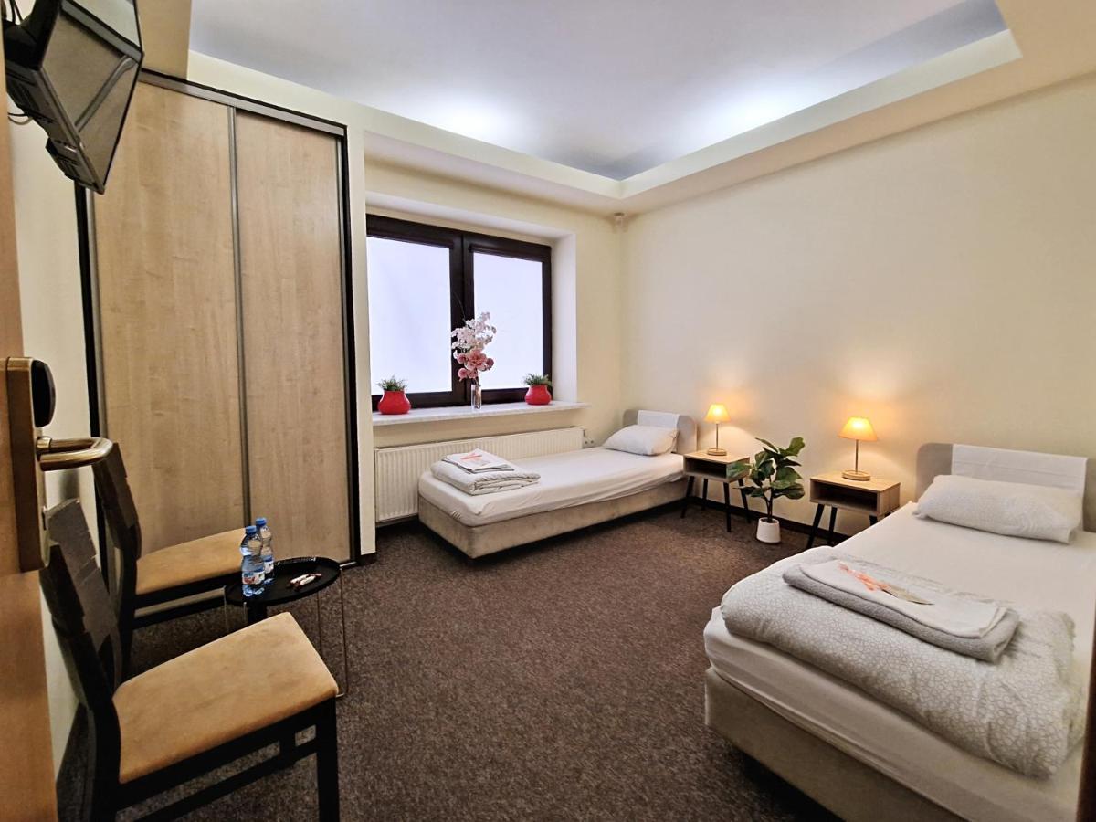Helvetia Plus B&B - Private Rooms And Apartments วอร์ซอ ภายนอก รูปภาพ