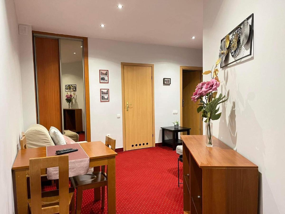 Helvetia Plus B&B - Private Rooms And Apartments วอร์ซอ ภายนอก รูปภาพ