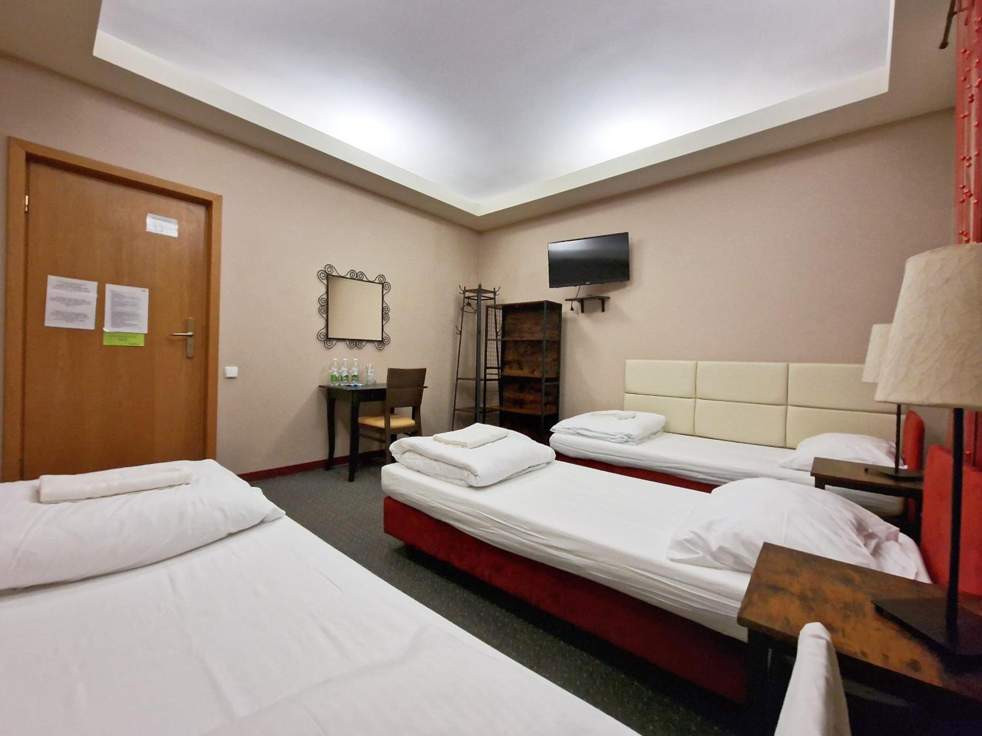 Helvetia Plus B&B - Private Rooms And Apartments วอร์ซอ ภายนอก รูปภาพ